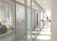 Ausgeglichene Büro-Glaswand-Aluminiumtrennwände Lärmminderungs mit Vorhängen