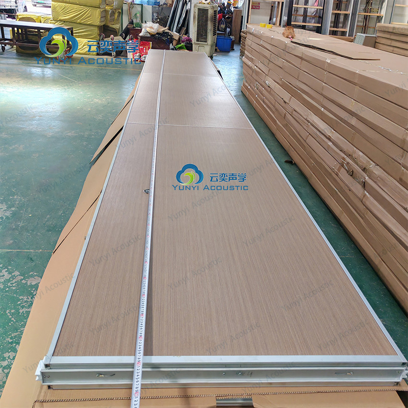 7.54 Meter hohe individuell angepasste Einzelplatten-Hängende Trennwand mit Aluminiumprofilstruktur für Büroräume